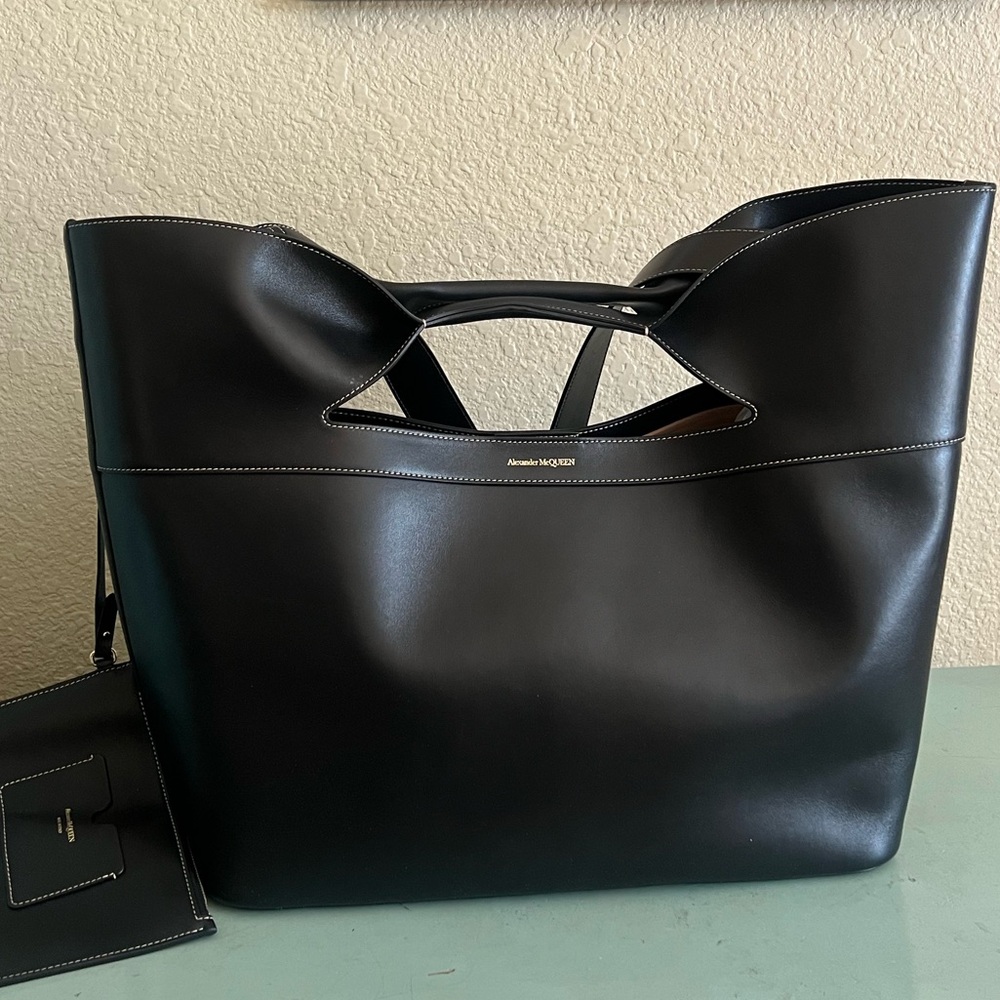 Alexander Mcqueen Black Leather The Bow Bag $2590 - Picture 2 of 14